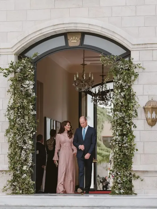 Gaun yang dikenakan Kate Middleton memiliki aksen bordir di leher hingga pinggang dan lengan [@royalinstablog]