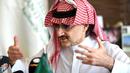 Alwaleed bin Talal menjelaskan ke awak media terkait niat beramalnya di Riyadh, Arab Saudi, Rabu (1/7/2015). Alwaleed mengaku terinspirasi oleh sikap Bill Gates yang memberikan sebagian hartanya kepada penderita polio. (AFP/Fayez Nureldine)