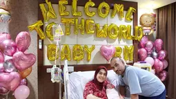 Jeffry Geovani, Suami Aisyahrani, dengan siaga menemani sang istri di rumah sakit. Ia juga tak mau kalah untuk berpose dengan sang putri. (Foto: Instagram/@syh55)
