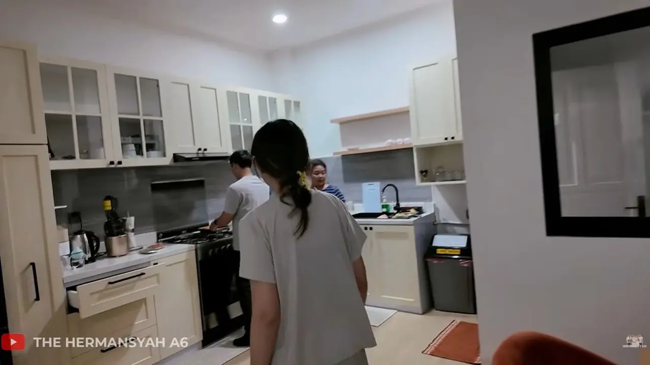 Potret Dapur Rumah Baru Sarah Menzel