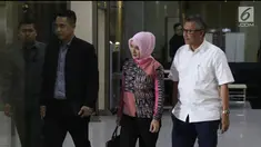 Dirut Pertamina, Nicke Widyawati (ketiga kiri) berjalan usai menjalani pemeriksaan di gedung KPK, Jakarta, Senin (17/9). Nicke diperiksa sebagai saksi kasus dugaan suap terkait kontrak kerja sama pembangunan PLTU Riau-1. (Liputan6.com/Helmi Fithriansyah)