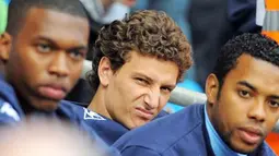 Winger Manchester City, Elano (tengah) duduk di bench bersama Robinho dan Nedum Onouha di laga lawan Fulham yang berlangsung di City of Manchester Stadium, 12 April 2009. AFP PHOTO/ANDREW YATES.