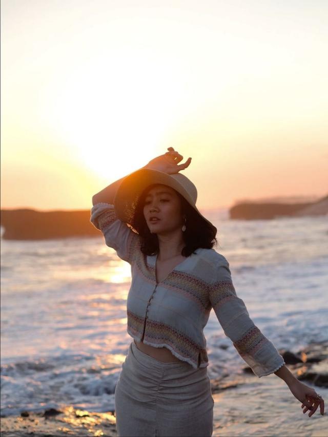 FOTO: Gaya Febby Rastanty Pakai Topi Pantai, Tampil Mempesona