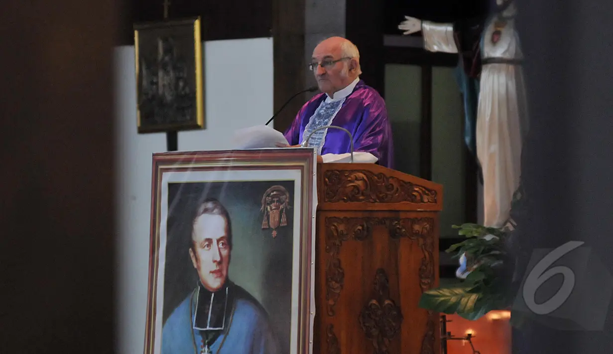 Sebelumnya Romo Carolus pernah menjadi  pendamping sekaligus saksi mata 2 terpidana mati Hansen Antonius Nwaolisa dan Samuel Iwuchukwu Okoye, Jawa Tengah, Minggu, (8/3/2015). (Liputan6.com/Johan Tallo)