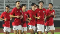 Penggawa Timnas Indonesia U-23, Toni Firmansyah, Jenss Raven, Victor Dethan, Yardan Yafi, Brandon Scheunemann, dan Alfharezi Buffon berlatih di Stadion Madya, GBK, Jakarta, Kamis (17/7/2025). (Bola.com/Muhammad Iqbal Ichsan).