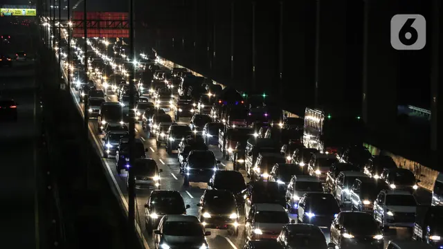 Ribuan Mobil Pemudik Padati Ruas Jalan Tol Arah Bekasi