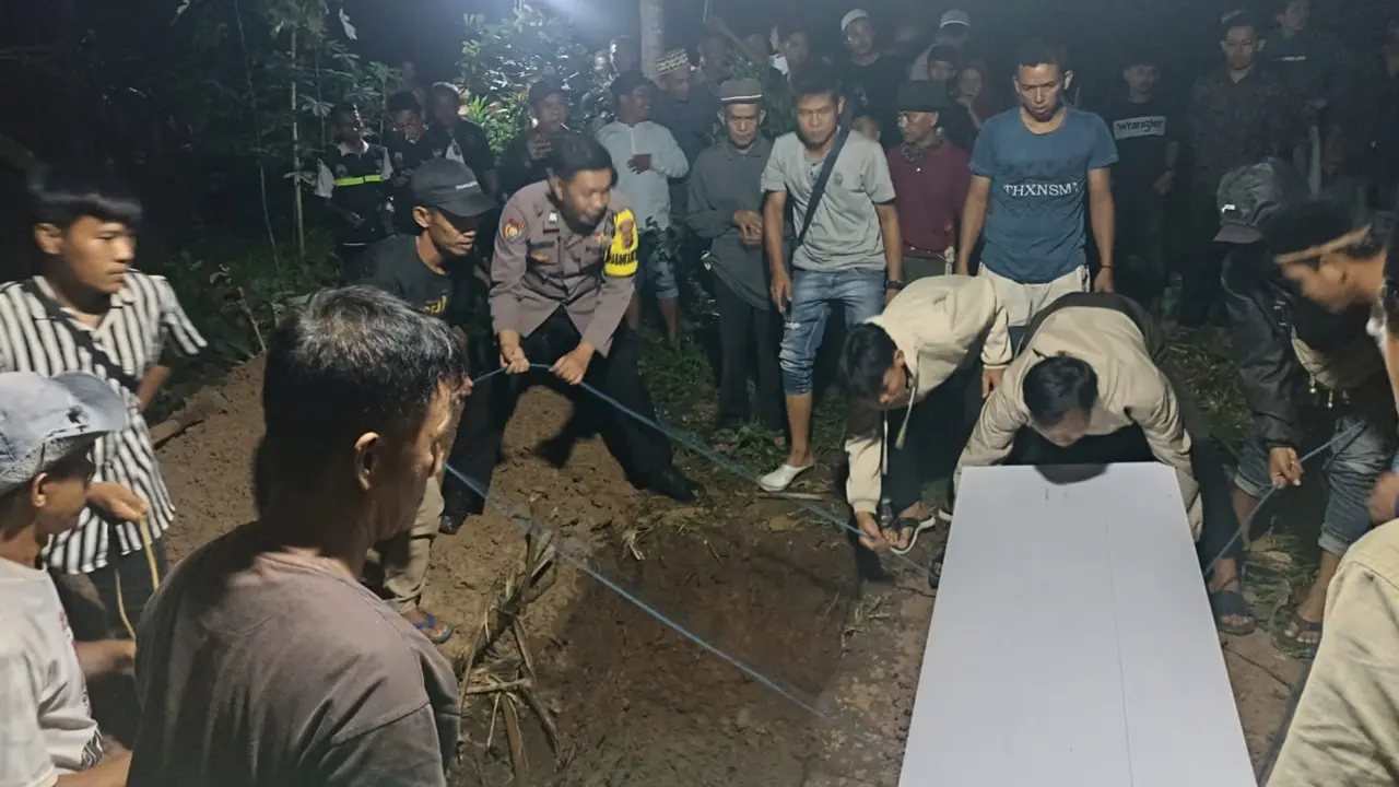 Proses pemakaman warga Lampung Selatan yang meninggal diduga menjadi korban pembunuhan. Foto : (Istimewa).