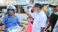Foto : Wali Kota Kupang, Jefri Riwu Kore turun ke jalan membagikan masker gratis untuk pelintas jalan (Liputan6.com/Ola Keda)