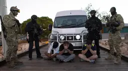 Polisi Federal Australia mengamankan tiga orang tersangka bersama sebuah mobil van yang berisi narkoba jenis metamfetamin sebanyak 1,2 ton di Geralton, Australia (21/12). (AFP Photo/Australia Federal Police)