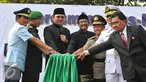Gubernur DKI Jakarta, Basuki T Purnama (kedua kiri) meresmikan peluncuran bus-bus baru dan hotline Transjakarta di monas, Jakarta, Senin (22/6/2015). Sebanyak 20 unit bus gandeng Transjakarta buatan eropa resmi diluncurkan. (Liputan6.com/Herman Zakharia)