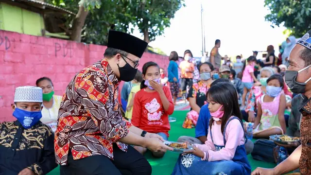 Ulang Tahun Terakhir di Masa Jabatan, Bupati Anas Makan Lesehan Bareng Warga