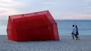 Orang-orang menyaksikan pameran patung bertajuk Sculpture by the Sea di Pantai Cottesloe di Perth, Australia, pada 6 Maret 2020. Ajang pameran patung terbesar gratis untuk publik di dunia ini berlangsung hingga 23 Maret 2020 mendatang. (Xinhua/Zhou Dan)