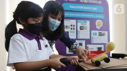 Siswa mempresentasikan hasil karyanya pada acara STEAM Expo di BSD City, Tangerang Selatan, Jumat (11/03/2022). Program tahunan Sampoerna Academy bertujuan untuk mendorong lahirnya inovator-inovator muda masa depan yang berkontribusi besar terhadap kemajuan bangsa. (Liputan6.com/Fery Pradolo)