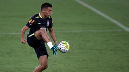 Aksi Marquinhos saat mengikuti sesi latihan sebelum melawan Bolivia pada kualifikasi Piala Dunia di Arena das Dunas Stadium, Natal, Brasil, (03/10/2016). (EPA/Macelo Sayao)