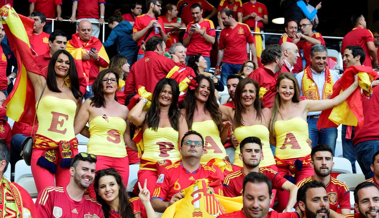Gaya suporter Spanyol saat mendukung timnya melawan Turki pada laga Grup D Piala Eropa 2016 di Allianz Riviera, Nice, Sabtu (18/6/2016) dini hari WIB. (AFP/Tobias Schwarz)