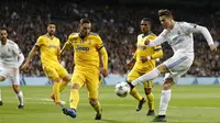 Para pemain Juventus menutup ruang tembak Cristiano Ronaldo pada leg kedua perempat final Liga Champions di Santiago Bernabeu stadium, Madrid, (11/4/2018).  Real Madrid menang agregat 4-3. (AP/Francisco Seco)