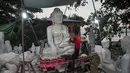 Para pekerja memoles patung Buddha di desa Sagyin, Madaya, Myanmar pada 22 Desember 2018. Desa Zagyin atau biasa disebut Marble ini merupakan tempat terbesar di dunia dalam memproduksi patung Buddha dalam segala ukuran. (YE AUNG THU / AFP)