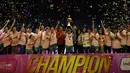 Pebasket putri Surabaya Fever menjuarai WNBL Championship 2015 yang berlangsung di Hall A Senayan, Jakarta, Jumat (8/5/2015). Surabaya Fever unggul 65-53 atas Sahabat Wisma Sehati Semarang. (Liputan6.com/Helmi Fithriansyah)