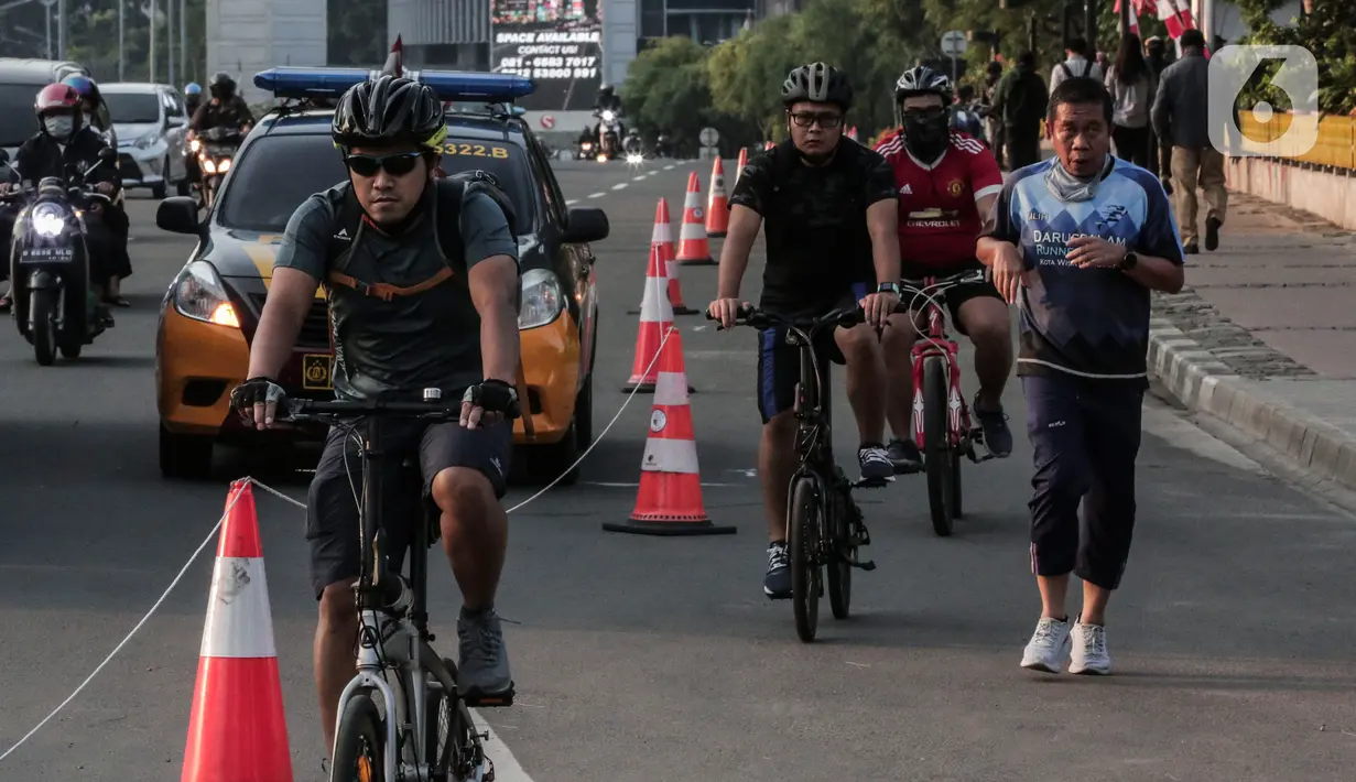 Pesepeda melintasi jalur sepeda di Jalan MH Thamrin - Sudirman, Jakarta, Rabu (22/7/2020). Direktur Jenderal Perhubungan Kemenhub Darat Budi Setiyadi mengatakan dan menargetkan aturan Regulasi untuk menjamin keselamatan pesepeda terbit pada Agustus mendatang. (Liputan6.com/Johan Tallo)
