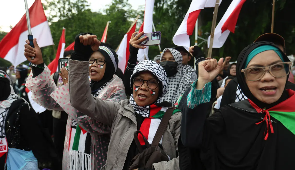 Aksi ini bertepatan dengan rangkaian acara Reuni Akbar 212 dan dilakukan oleh massa yang tergabung dalam berbagai kelompok, termasuk Aliansi Rakyat Indonesia Bela Palestina (ARI-BP). Tampak dalam foto, massa saat menggelar aksi damai di depan Kedutaan Besar Amerika Serikat (Kedubes AS), Jakarta, Selasa (2/12/2025). (Kapanlagi.com/Budy Santoso)