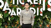 Maxime Bouttier menyebut Kaitlyn Dever pribadi yang profesional dan menghargai metode akting yang diterapkannya untuk menghidupkan tokoh Gede. Inilah yang membuat suasana syuting Ticket To Paradise terasa menyenangkan. &ldquo;Dia profesional. Aku mengikuti kerja dia dan aku juga memasukkan metode aku. Untungnya selama syuting dia enggak yang ngutak-atik banget. Dia terbuka dengan apa yang aku lakukan,&rdquo; Maxime Bouttier memaparkan. (Foto: Dok. Instagram @bouttier_maxime)