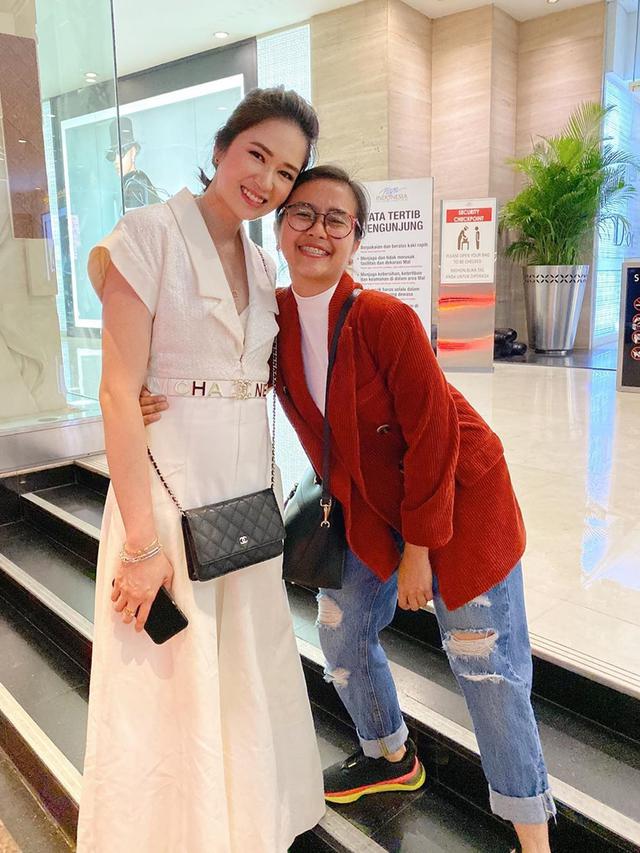 6 Potret Kompak Laura Basuki dan Manajernya, Bak Saudara Kandung