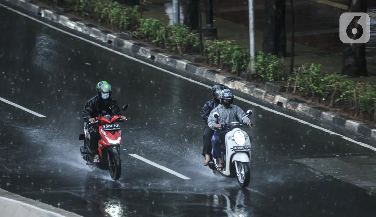 Pengendara sepeda motor melintas saat hujan disertai angin kencang terjadi di Jalan Raya Casablanca, Jakarta Selatan, Selasa (8/3/2022). Cuaca ekstrem disebabkan oleh adanya dinamika atmosfer di Samudera Hindia wilayah Sumatera hingga Selatan Bali. (merdeka.com/Iqbal S. Nugroho)