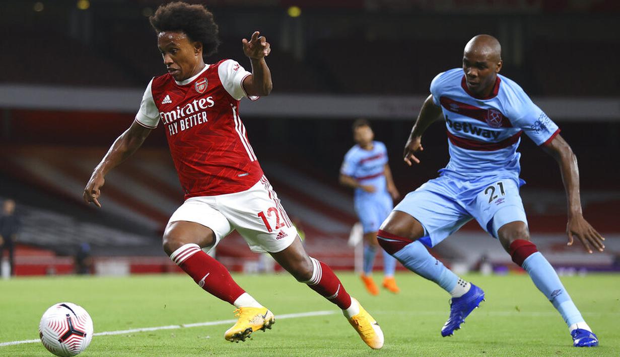 Pemain Arsenal, Willian, menggiring bola saat melawan West Ham United pada laga Premier League di Stadion Emirates, Sabtu (19/9/2020). Arsenal menang dengan skor 2-1. (Julian Finney/Pool via AP)