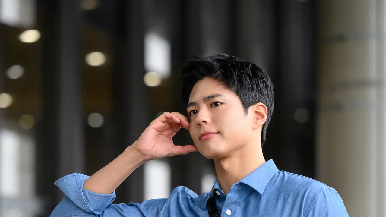 Park Bo Gum mengenakan outfit dari Celine