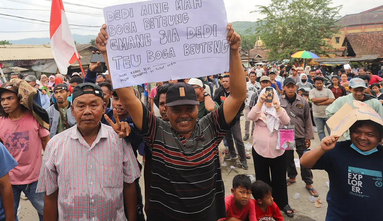 Massa menilai kebijakan penghentian tambang merugikan masyarakat luas. Mereka menilai penghentian usaha tambang berpotensi menimbulkan pemutusan hubungan kerja (PHK) massal, meningkatnya pengangguran, hingga potensi kriminalitas. (merdeka.com/Arie Basuki)