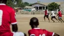 Pemain muda Liberia menonton saat mantan bintang Liberia, George Weah, bermain dalam sebuah pertandingan di Alpha Old Timers Sports Association di Monrovia, Liberia, (30/4/2016). (AFP/Marco Longari)
