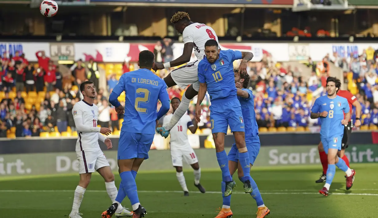 Penyerang Inggris, Tammy Abraham melakukan sundulan saat bertanding melawan Italia selama pertandingan grup A3 UEFA Nations League di Stadion Molineux di Wolverhampton, Inggris, Minggu (12/6/2022). Inggris bermain imbang dengan Italia 0-0. (AP Photo/Jon Super)