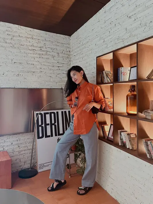Alika Islamadina masih bisa memakai celana jean meski perutnya sudah mulai membesar. (Foto: Instagram/ alikaislamadina)