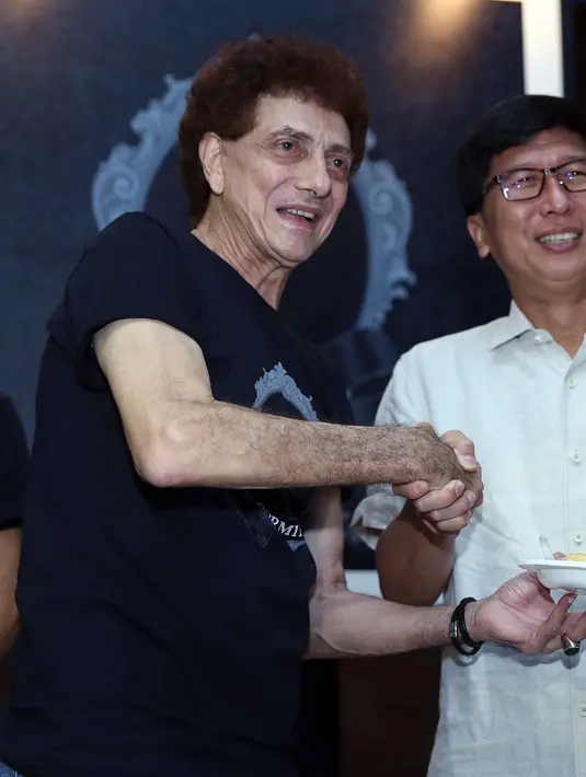 Ahmad Albar mengaku, bahwa keputusan mendaur ulang sembilan lagu itu lantaran banyaknya permintaan dari rekan dan teman musisi yang kesulitan mendapatkan album tersebut. (Nurwahyunan/Bintang.com)