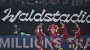 Bek Liverpool asal Belanda, Virgil van Dijk (kedua dari kanan) merayakan golnya pada matchday 3 Liga Champions 2025/2026 melawan Eintracht Frankfurt di Stadion Deutsche Bank Park, Frankfurt, Jerman, pada Rabu 22 Oktober 2025 waktu setempat atau Kamis (23/10/2025) dini hari WIB. (Kirill KUDRYAVTSEV/AFP)