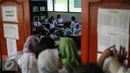 Sejumlah murid melakukan aktivitas belajar mengajar di SD Pasar Baru 05, Jakarta, Senin (27/7/2015). Usai libur panjang Idul Fitri para siswa kembali beraktivitas mengikuti pelajaran di sekolah untuk tahun ajaran 2015-2016. (Liputan6.com/Faizal Fanani)