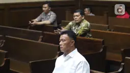 Terdakwa perantara suap mantan Bupati Kep Talaud Sri Wahyumi Maria Manalip terkait revitalisasi dua pasar TA 2019, Benhur Lalenoh jelang sidang putusan di Pengadilan Tipikor Jakarta, Senin (9/12/2019). Benhur dihukum empat tahun penjara denda Rp 200 juta. (Liputan6.com/Helmi Fithriansyah)