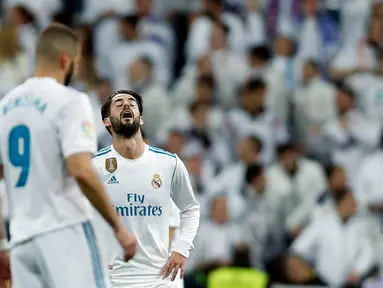 Penyerang Real Madrid, Isco bereaksi setelah pemain Leganes mencetak gol pada leg kedua perempatfinal Copa del Rey di Santiago Bernabeu, Kamis (25/1). Real Madrid tersisih oleh Leganes pada perempat final dengan skor 1-2. (AP/Francisco Seco)