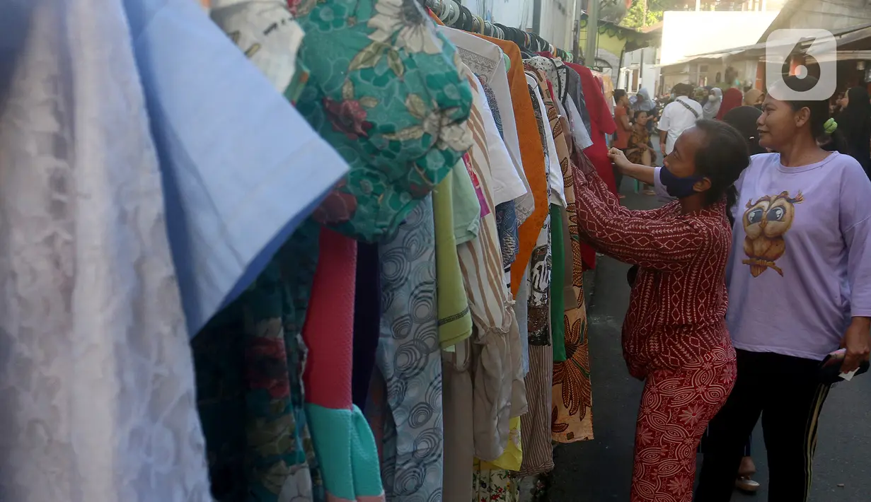 Dalam kegiatan yang berlangsung selama tiga hari ini warga membagikan sayuran dan baju layak pakai gratis. (merdeka.com/Arie Basuki)
