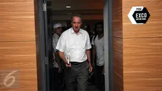 Alfred Riedl meninggalkan ruang meeting exco PSSI di kawasan Stadion GBK Jakarta, Jumat (10/6/2016). PSSI resmi menunjuk Alfred Riedl sebagai pelatih Timnas Indonesia di Piala AFF 2016. (Liputan6.com/Helmi Fithriansyah)
