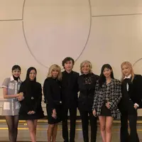 BLACKPINK tampil dalam balutan outfit serba monokrom saat berfoto bersama ibu negara Prancis. (@daniellozakovich).