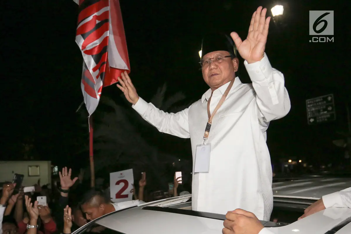 Capres Prabowo Sapa Pendukungnya di Jalan Imam Bonjol