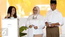 Cagub DKI Anies Baswedan bersama istri, Fery Farhati, melihat anak perempuannya saat memasukkan surat suara ke kotak suara usai mencoblos pada Pilkada DKI 2017 di TPS 028 Cilandak Barat, Jakarta Selatan, Rabu (15/2). (Liputan6.com/Immanuel Antonius)