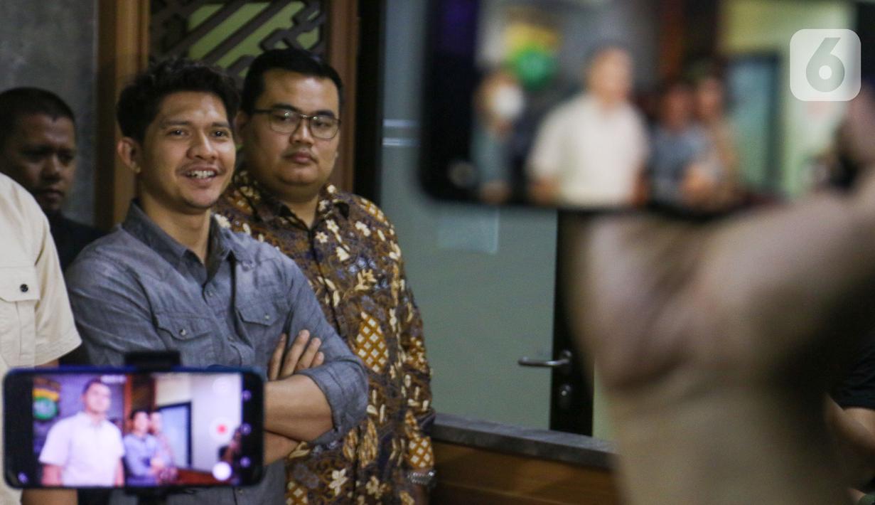 Aktor Iko Uwais menemui awak media seusai menjalani pemeriksaan di Polres Bekasi, Jumat (17/6/2022). Sebagaimana diketahui, kehadiran aktor Iko Uwais merupakan panggilan kedua yang dilayangkan polisi, terkait kasus dugaan penganiyaan pria berinisial RD. (Liputan6.com/Herman Zakharia)