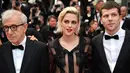 Aktris Kristen Stewart foto bersama dengan direktur US Woody Allen dan aktor Jesse Eisenberg saat tiba dalam pembukaan Festival Film Cannes ke-69 di Cannes, Prancis selatan, Rabu (11/5/2016). (AFP PHOTO / Valery Hache)