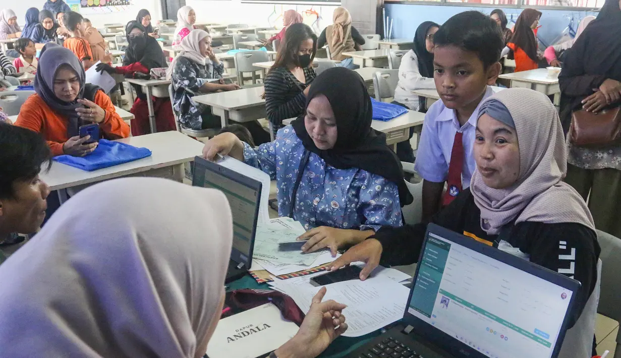 Kali ini, kegiatan tersebut dilaksanakan di Sekolah Dasar Negeri (SDN) Kebagusan 01, Pasar Minggu, Jakarta Selatan. Tampak dalam foto, para orang tua siswa saat pelaksanaan program Layanan Anak Sekolah Suku Dinas Kependudukan dan Pencatatan Sipil (Dukcapil) Jakarta Selatan (Laksana Sultan) di Sekolah Dasar Negeri (SDN) Kebagusan 01, Pasar Minggu, Jakarta, Senin (4/5/2026). (merdeka.com/Arie Basuki)