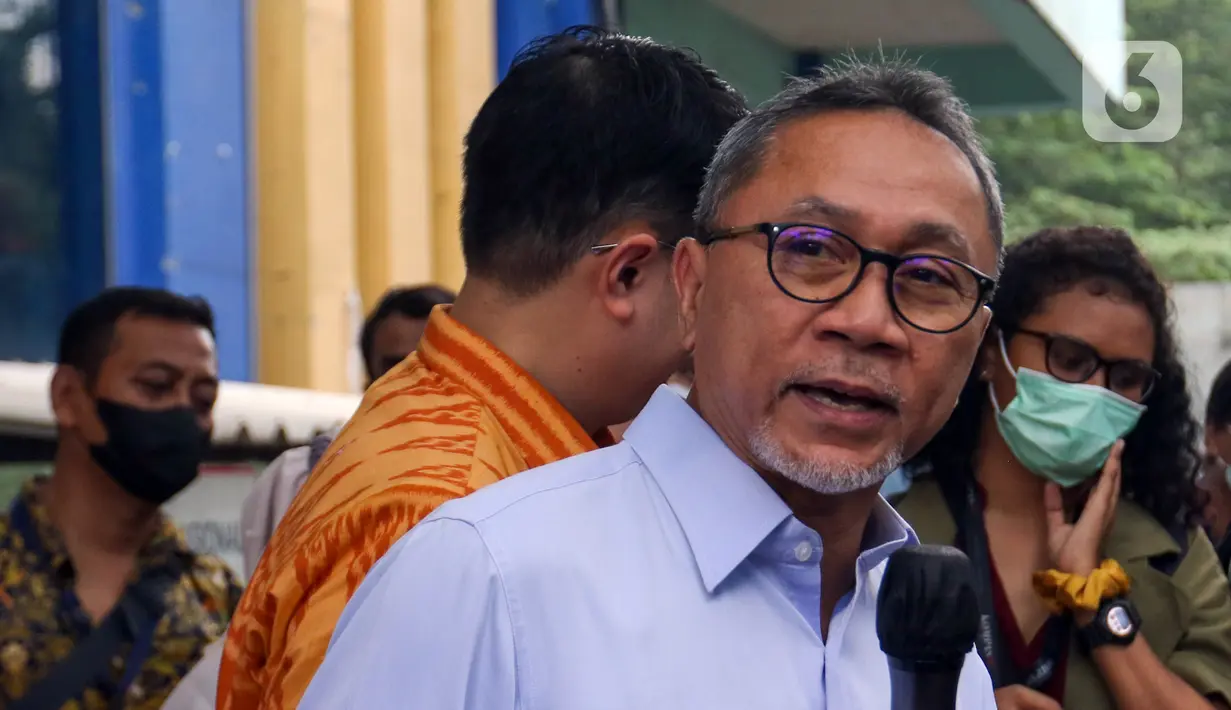 Menteri Perdagangan Zulkifli Hasan menyampaikan keterangan saat meninjau harga bahan pokok di Pasar Cibubur, Jakarta, Kamis (16/6/2022). Kunjungan tersebut dilakukan untuk melihat dan memantau langsung harga bahan pokok guna memastikan harga stabil menjelang Hari Raya Idul Adha 1443 Hijriah. (Liputan6.com/Herman Zakharia)