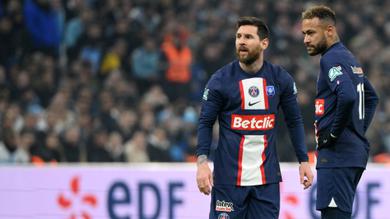 Pemain PSG, Lionel Messi (kiri) dan Neymar saat pertandingan 16 besar Piala Prancis melawan Olympique Marseille yang berlangsung di Stade Velodrome, Rabu (8/2/2023). Messi yang merupakan bintang di Piala Dunia 2022 bersama Argentina memang hanya menandatangani perjanjian selama 2 tahun bersama PSG setelah kepergiannya dari Barcelona. Dan pada akhir musim ini Messi akan berstatus bebas transfer jika tidak ada kesepakatan antara dirinya dengan PSG. (AFP/Nicolas Tucat)