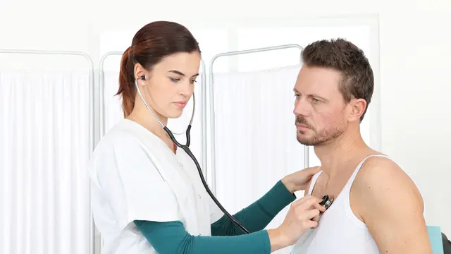 Saat Gejala HIV Ini Muncul, Segeralah Ke Dokter (Visivastudio/Shutterstock)