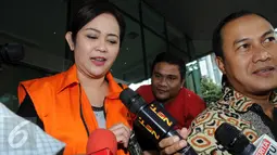 Dessy A Edwin enggan menjawab pertanyaan wartawan usai menjalani pemeriksaan KPK, Jakarta, Jumat (29/1/2016). Dessy diperiksa sebagai saksi terkait kasus suap proyek di Kementerian PUPR dengan tersangka DWP (Liputan6.com/Helmi Afandi)
